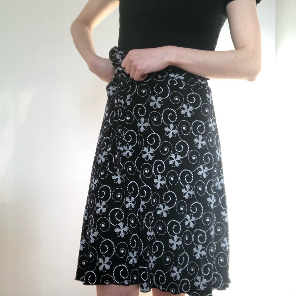 Knee length skirt with flower pattern